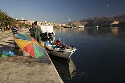 Argostoli. Рыбаки. Черепаха возле лодки.. Автор: Наталия Панкова