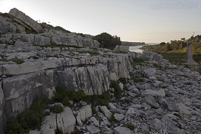 Скалы у залива Mongonissi. Вид на вход в бухту.. Автор: Наталия Панкова