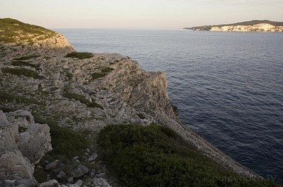 Скалистый берег. Вид на остров Antipaxos.. Автор: Наталия Панкова
